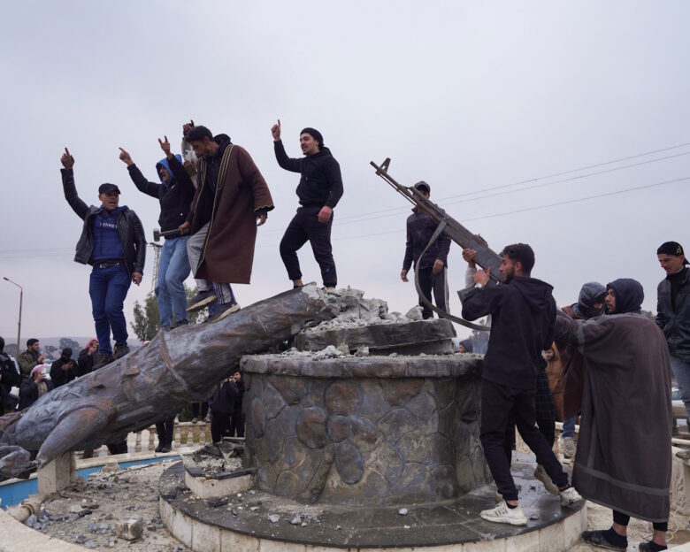 Σύριοι κατεδάφισαν μνημείο των Κούρδων μαχητών και πανηγυρίζουν με την συριακή σημαία μετά την συμφωνία εκεχειρίας