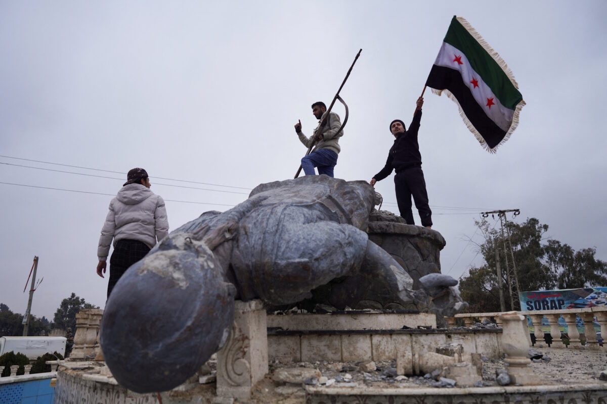 Σύριοι κατεδάφισαν μνημείο των Κούρδων μαχητών και πανηγυρίζουν με την συριακή σημαία μετά την συμφωνία εκεχειρίας