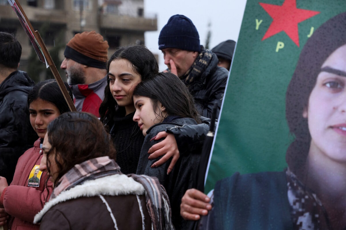 Συρία: Ο Μακρόν χαιρέτισε τη συμφωνία εκεχειρίας μεταξύ των κυβερνητικών δυνάμεων και των Κούρδων μαχητών