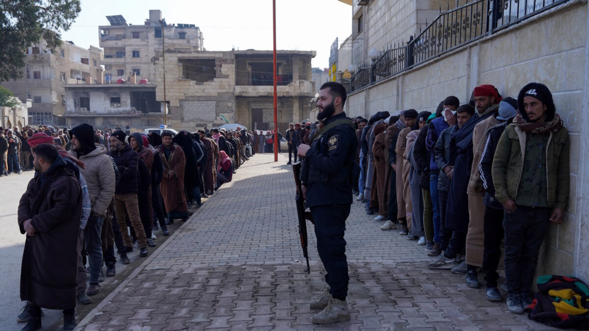Μελος του συριακού στρατού επιβλέπει την παράδοση Κούρδων μαχητών των SDF