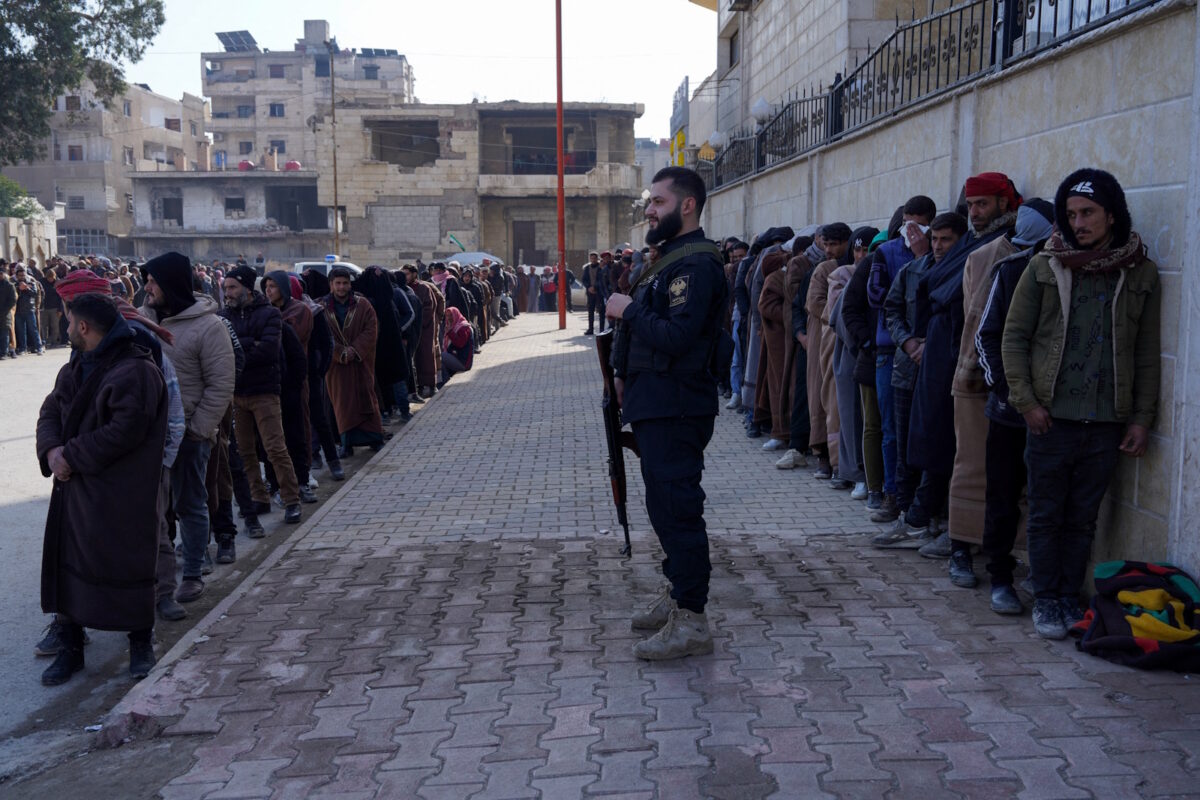 Μελος του συριακού στρατού επιβλέπει την παράδοση Κούρδων μαχητών των SDF