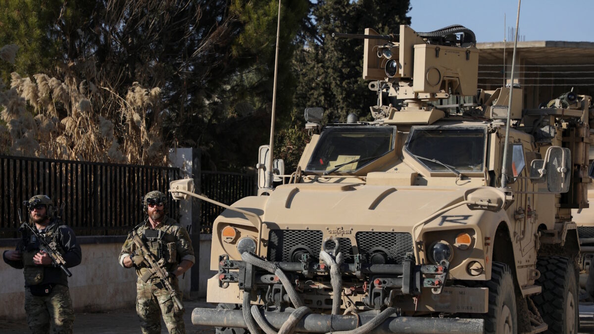 Αμερικανοί στρατιώτες με μαχητές των SDF στη Συρία
