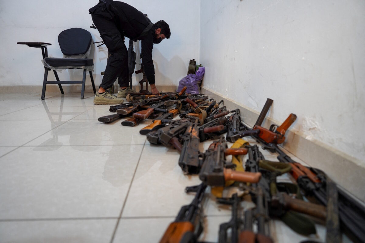 Όπλα που παρέδωσαν οι Κούρδοι μαχητές των SDF