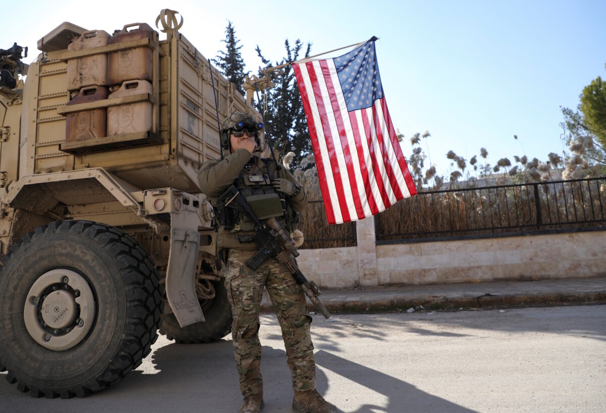 Αμερικανός στρατιώτης μαζί με δυνάμεις των SDF στη Συρία
