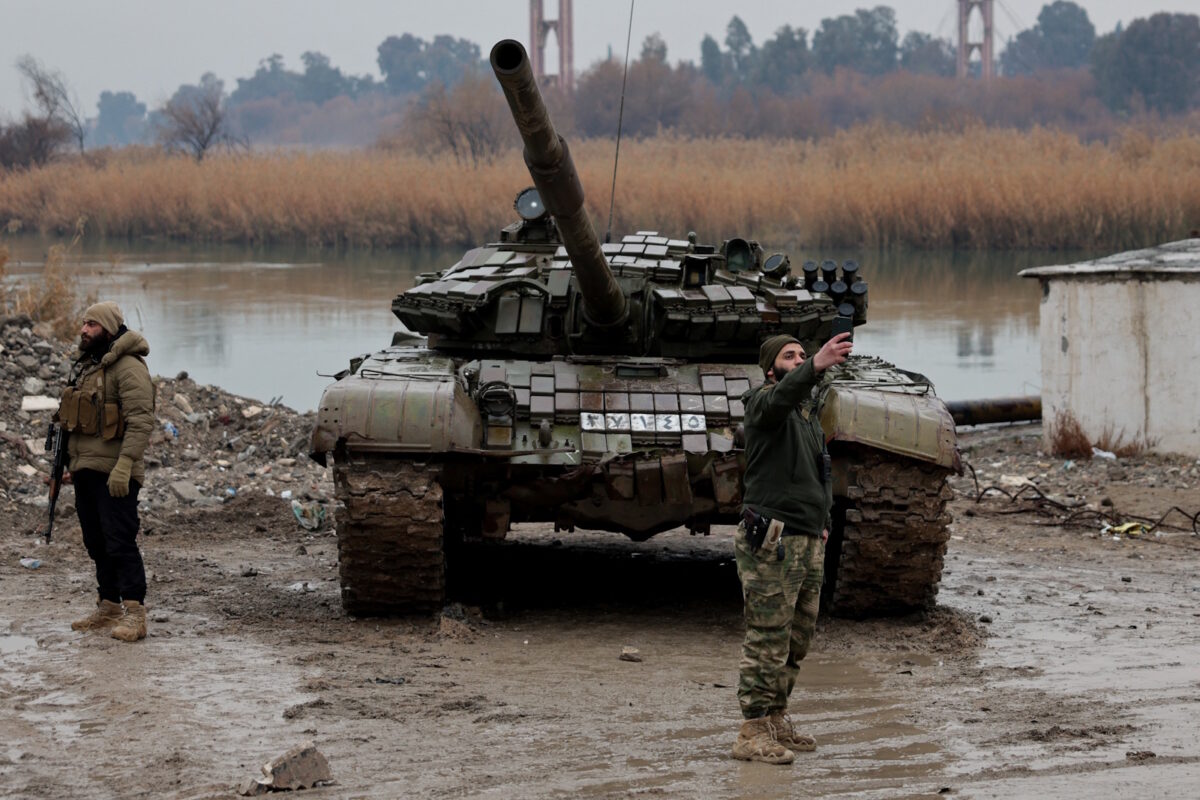 Τανκ και στρατιώτης του συριακού στρατού