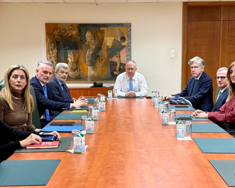 Ο Τάκης Θεοδωρικάκος στη συνάντηση με το προεδρείο της ΕΑΕΕ