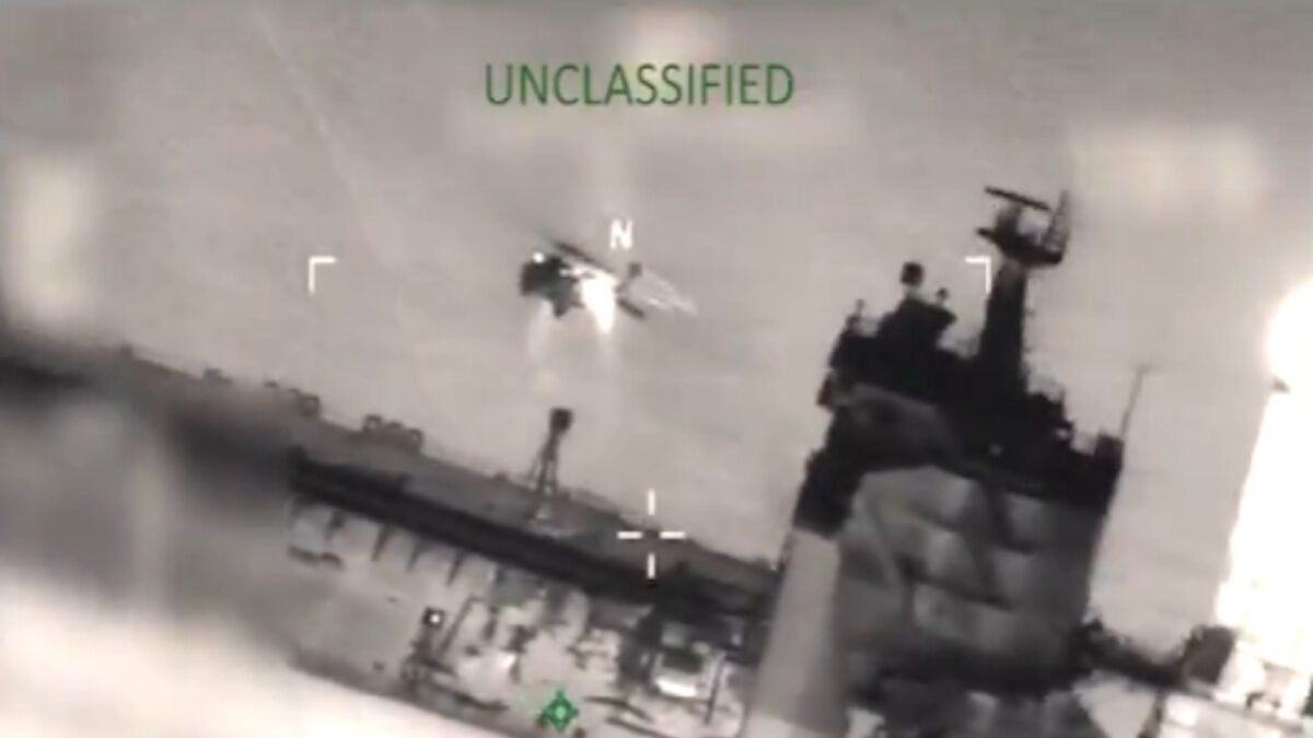 Η στιγμή που Αμερικανοί κομάντο κάνουν ρεσάλτο στο τάνκερ «Sophia»