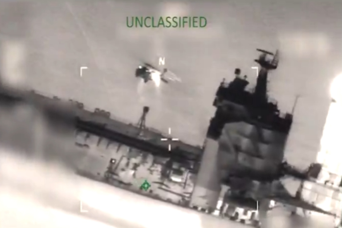 Η στιγμή που Αμερικανοί κομάντο κάνουν ρεσάλτο στο τάνκερ «Sophia»