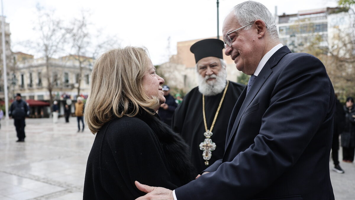 Ο Κωνσταντίνος Τασούλας με την μητέρα του Θάνου Αξαρλιάν