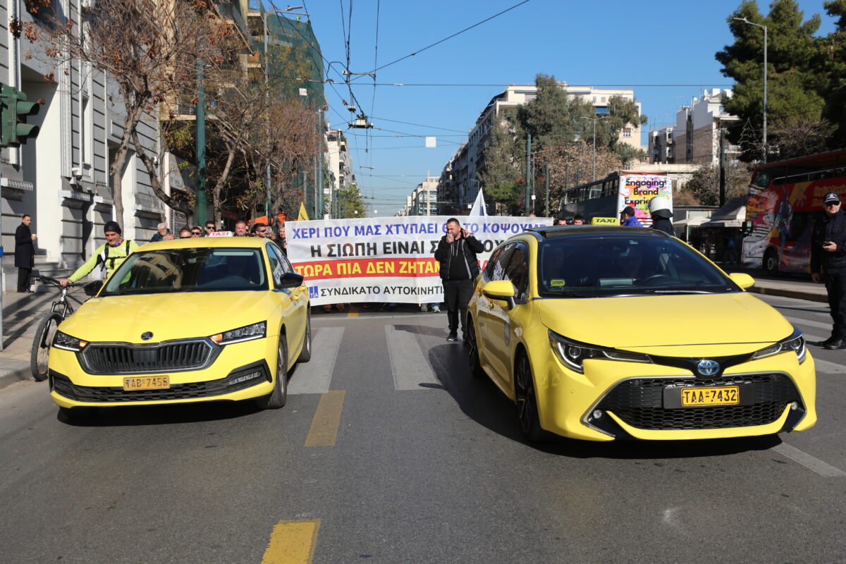 Συγκέντρωση και πορεία ιδιοκτητών και οδηγών ταξί στην Αθήνα,