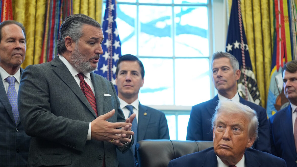 Ο Ted Cruz, γερουσιαστής τους Τέξας, μιλάει στον Donald Trump