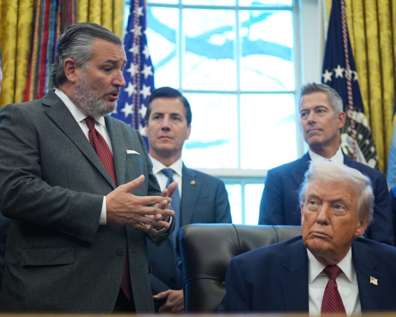 Ο Ted Cruz, γερουσιαστής τους Τέξας, μιλάει στον Donald Trump