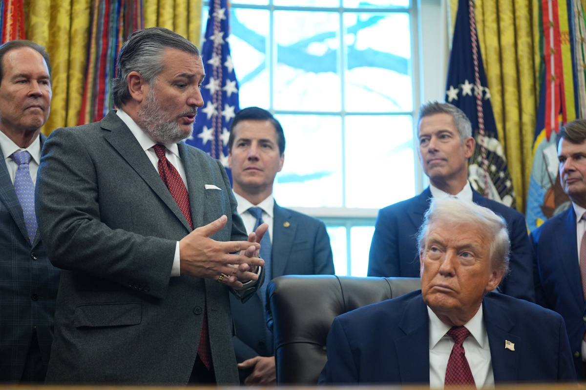 Ο Ted Cruz, γερουσιαστής τους Τέξας, μιλάει στον Donald Trump