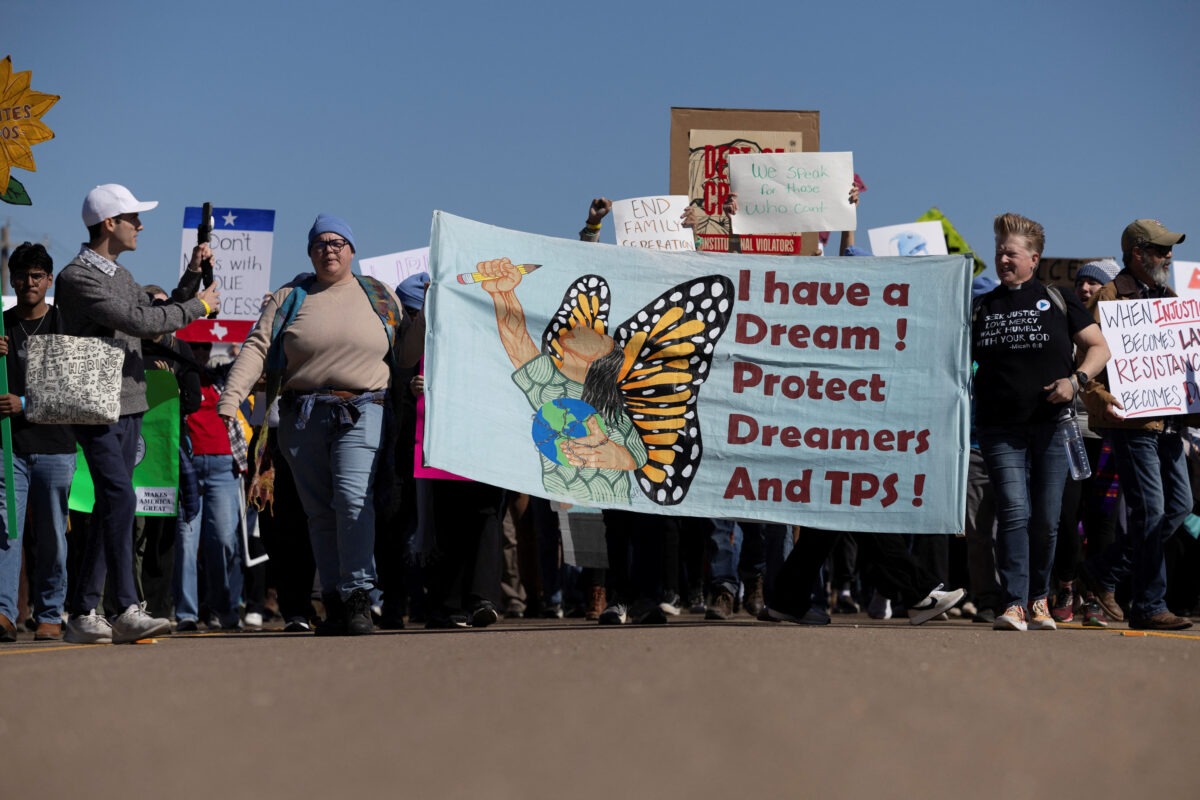 Διαμαρτυρία στην περιοχή που κρατείται ο Άντριαν Κονέχο και ο γιος του Λίαμ
