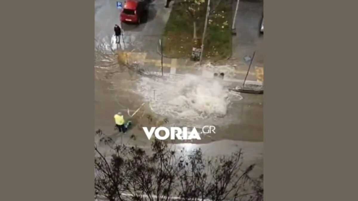 Έκρηξη αγωγού της ΕΥΑΘ με τέσσερις τραυματίες στη Θεσσαλονίκη