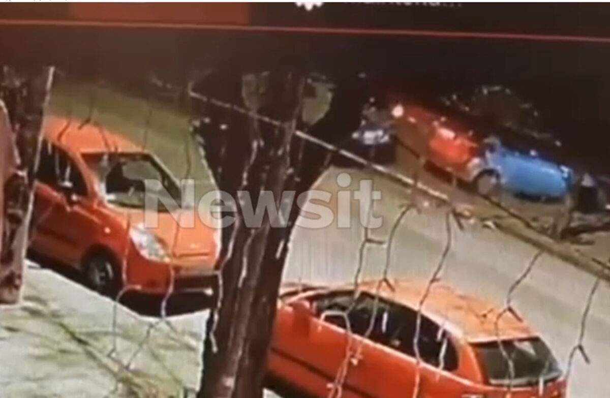 Η στιγμή που τη 24χρονη οδηγός παρασύρει ένα αυτοκίνητο