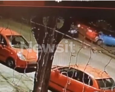 Η στιγμή που τη 24χρονη οδηγός παρασύρει ένα αυτοκίνητο