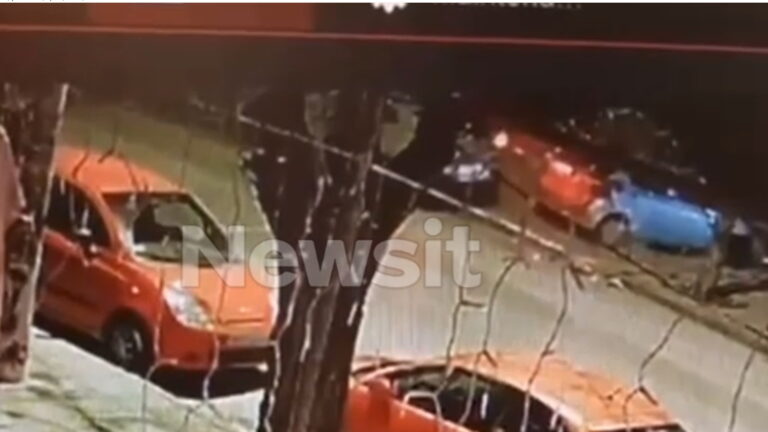 Η στιγμή που τη 24χρονη οδηγός παρασύρει ένα αυτοκίνητο