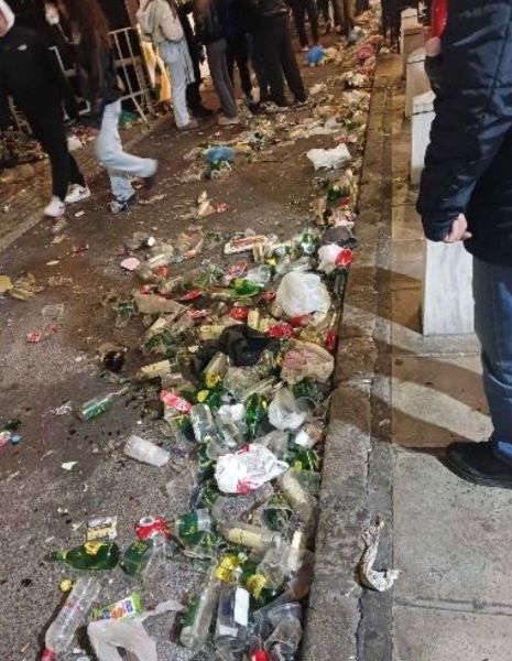 Σκουπίδια στη Θεσσαλονίκη μετά τις εκδηλώσεις της Πρωτοχρονιάς