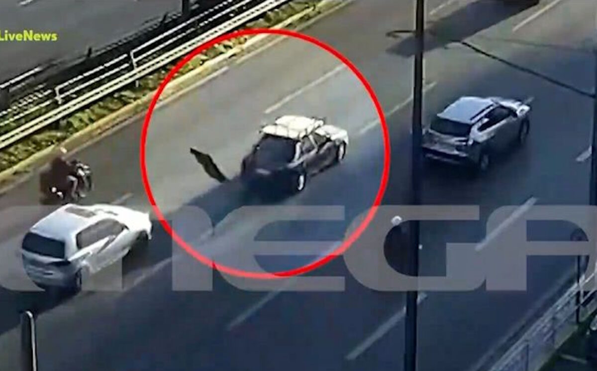 Τηλεόραση «πέταξε» από σχάρα αυτοκινήτου στη λεωφόρο Συγγρού και ο οδηγός δεν το πήρε χαμπάρι