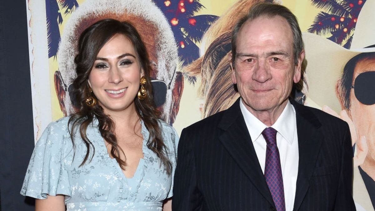 Ο Τόμι Λι Τζόουνς και η κόρη του