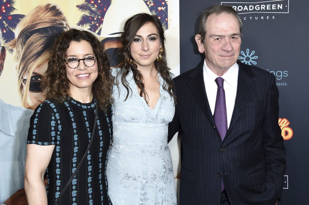 Ο Τόμι Λι Τζόουνς με τη γυναίκα του και την κόρη του Βικτόρια που βρέθηκε νεκρή