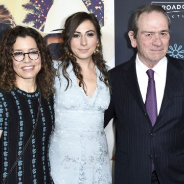 Ο Τόμι Λι Τζόουνς με τη γυναίκα του και την κόρη του Βικτόρια που βρέθηκε νεκρή