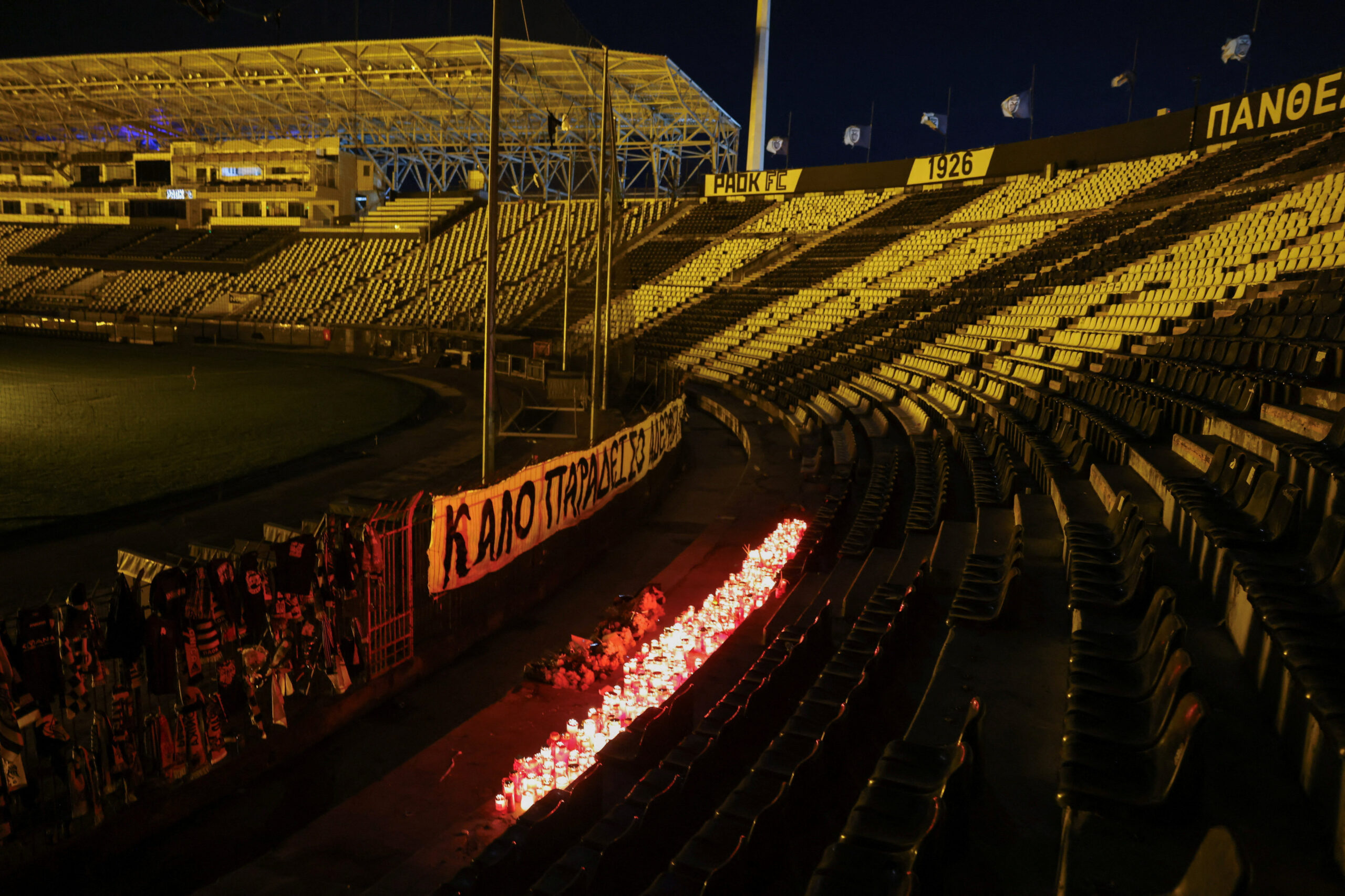 Τα αναμμένα κεριά και τα πανό στην Τούμπα