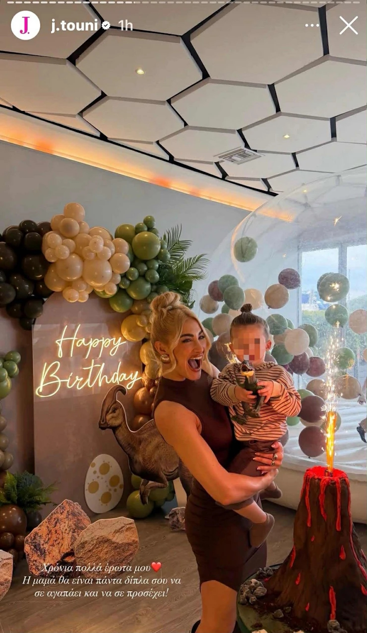 Μαμά και γιος, λίγο πριν κόψουν την τούρτα των γενεθλίων