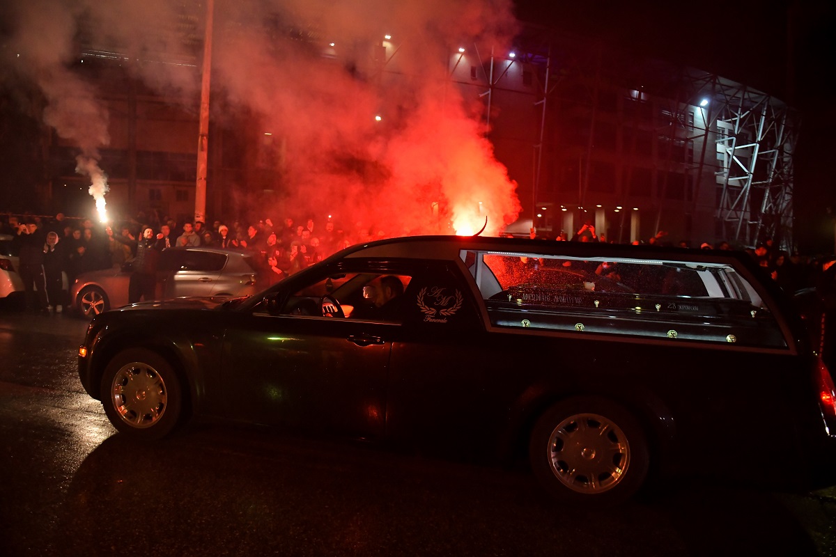 ÔÑÏ×ÁÉÏ ÄÕÓÔÕ×ÇÌÁ ÓÔÇÍ ÔÉÌÉÓÏÁÑÁ ÔÇÓ ÑÏÕÌÁÍÉÁÓ / ÁÖÉÎÇ ÓÔÏ ÃÇÐÅÄÏ ÔÇÓ ÔÏÕÌÐÁÓ ÔÙÍ ÅÐÔÁ ÓÏÑÙÍ ÔÙÍ ÖÉËÁÈËÙÍ ÔÏÕ ÐÁÏÊ (ÓÅÑÁÖÅÉÌ ÊÁÑÁÌÂÁËÁÓÇÓ / EUROKINISSI) Η στιγμή που έφτασε έξω από το γήπεδο της Τούμπας, η πομπή με τις σορούς των 7 αδικοχαμένων φιλάθλων του ΠΑΟΚ