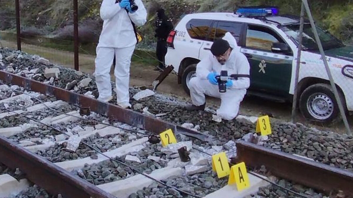 Στιγμιότυπο από βίντεο που παρέχει η Guardia Civil, με αστυνομικούς να συλλέγουν στοιχεία δίπλα στην σπασμένη ράγα στο σημείο της σύγκρουσης των δύο τρένων στην Ισπανία