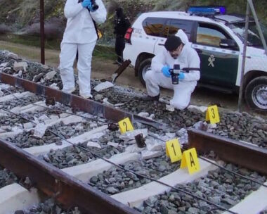 Στιγμιότυπο από βίντεο που παρέχει η Guardia Civil, με αστυνομικούς να συλλέγουν στοιχεία δίπλα στην σπασμένη ράγα στο σημείο της σύγκρουσης των δύο τρένων στην Ισπανία