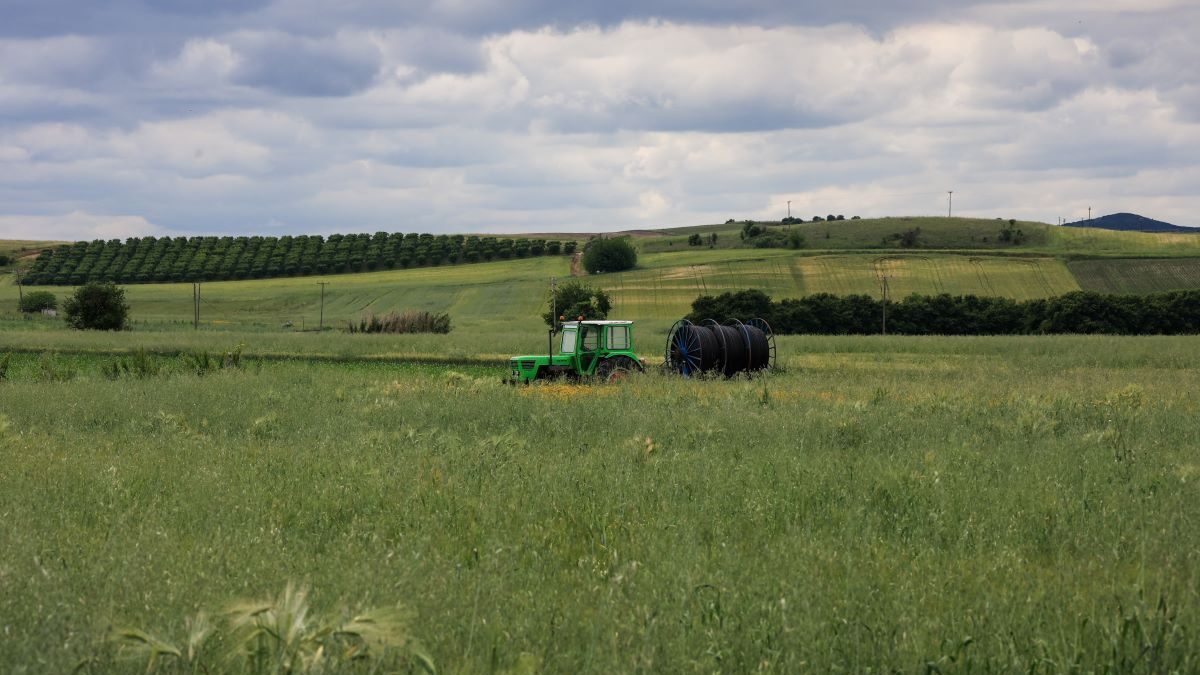 Τρακτέρ στον θεσσαλικό κάμπο