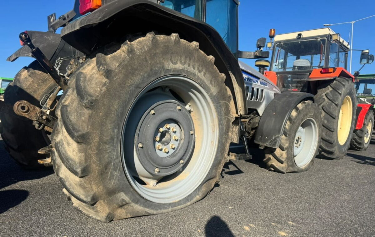 Σκασμένα λάστιχα τρακτέρ