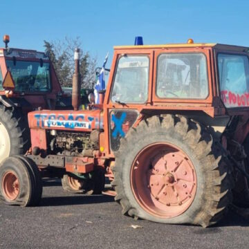 Τα τρακτέρ με τα σκασμένα λάστιχα