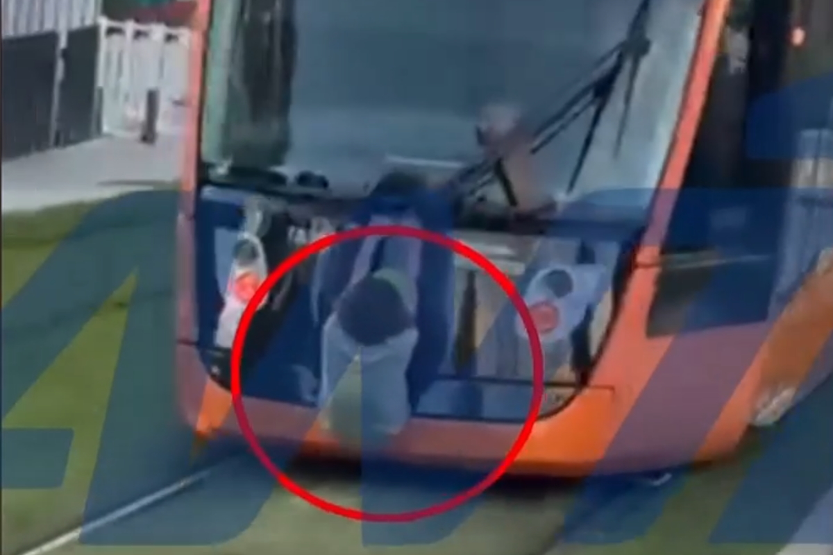 Ανήλικος κρεμάστηκε από κινούμενο τραμ στην Αθήνα για να κάνει ένα «challenge»