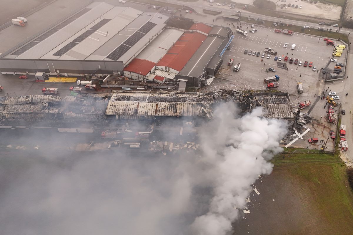 Εικόνες καταστροφής από το εργοστάσιο «Βιολάντα»