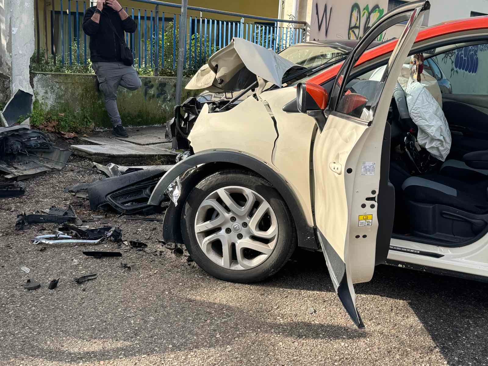 Το αυτοκίνητο που έπεσε πάνω στο δέντρο