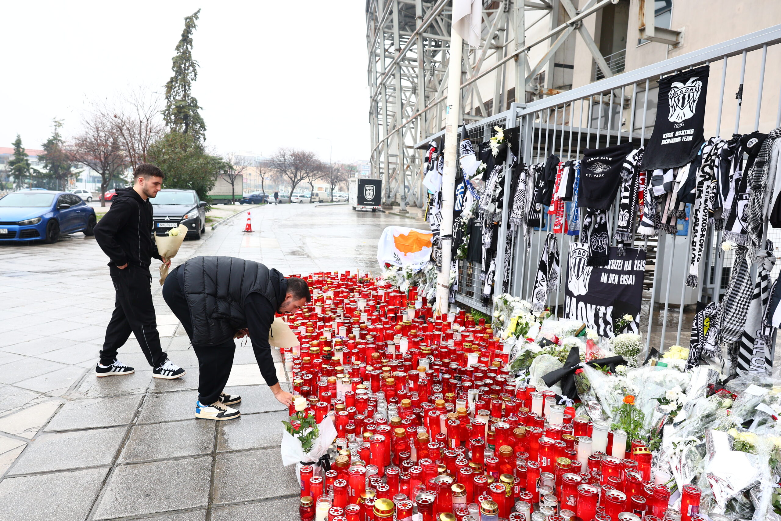 ΤΡΟΧΑΙΟ ΔΥΣΤΥΧΗΜΑ ΣΤΗΝ ΤΙΜΙΣΟΑΡΑ ΤΗΣ ΡΟΥΜΑΝΙΑΣ / ΚΑΤΑΘΕΣΗ ΛΟΥΛΟΥΔΙΩΝ ΑΠΟ ΤΟΥΣ Κ.ΘΥΜΙΑΝΗ ΚΑΙ Χ.ΖΑΦΕΙΡΗ ΣΤΟ ΓΗΠΕΔΟ ΤΗΣ ΤΟΥΜΠΑΣ (ΡΑΦΑΗΛ ΓΕΩΡΓΙΑΔΗΣ / EUROKINISSI)