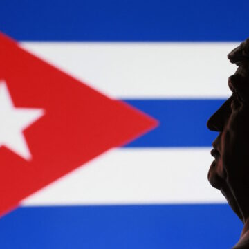 Η σημαία της Κούβας και ο Ντόναλντ Τραμπ