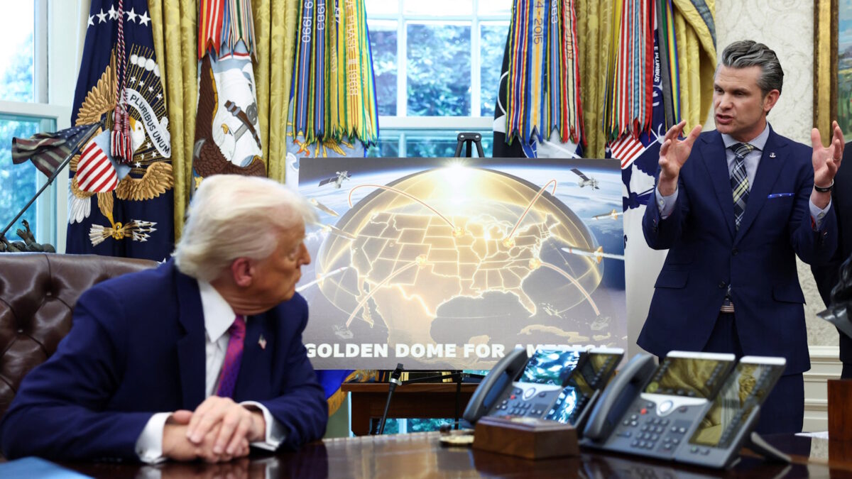 Ο Αμερικανός υπουργός Άμυνας παρουσιάζει τον «Χρυσό Θόλο» στον Ντόναλντ Τραμπ στο Λευκό Οίκο