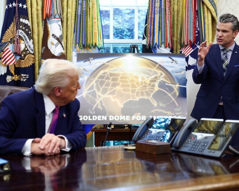 Ο Αμερικανός υπουργός Άμυνας παρουσιάζει τον «Χρυσό Θόλο» στον Ντόναλντ Τραμπ στο Λευκό Οίκο