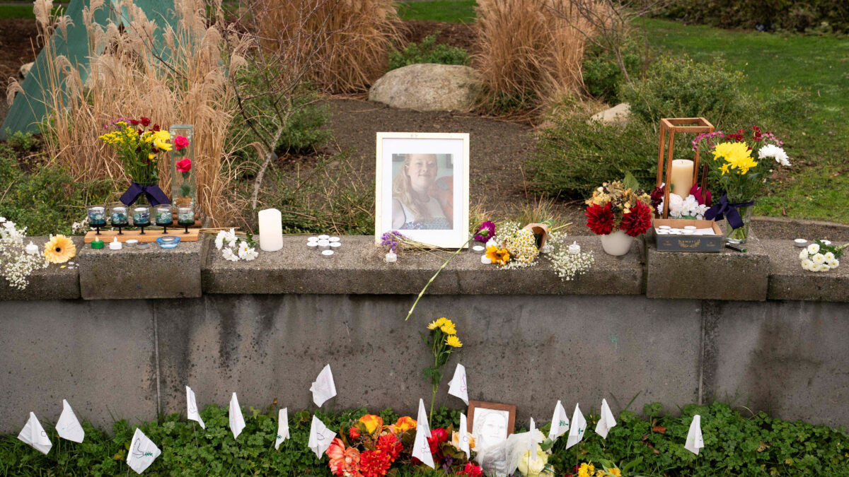 Αυτοσχέδιο μνημείο για τη δολοφονία της Γκουντ