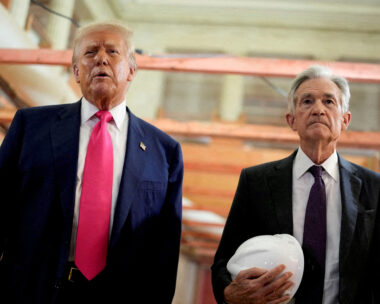 Ο Πρόεδρος των Ηνωμένων Πολιτειών Ντόναλντ Τραμπ και ο Πρόεδρος της Ομοσπονδιακής Τράπεζας των ΗΠΑ Τζέρομ Πάουελ