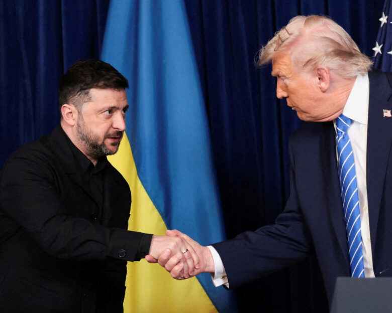 Ο Ντόναλντ Τραμπ και ο Βολοντίμιρ Ζελένσκι ανταλλάσσουν χειραψία