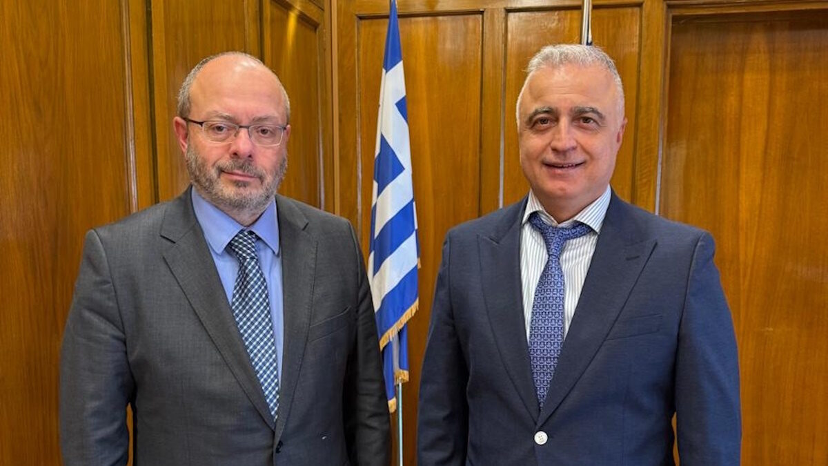 Ο Υφυπουργός Ανάπτυξης, Λάζαρος Τσαβδαρίδης, και ο πρόεδρος του Συνδέσμου Βιομηχανιών Αττικής και Πειραιώς (ΣΒΑΠ),
 Σταύρος Θεοδωρόπουλος.