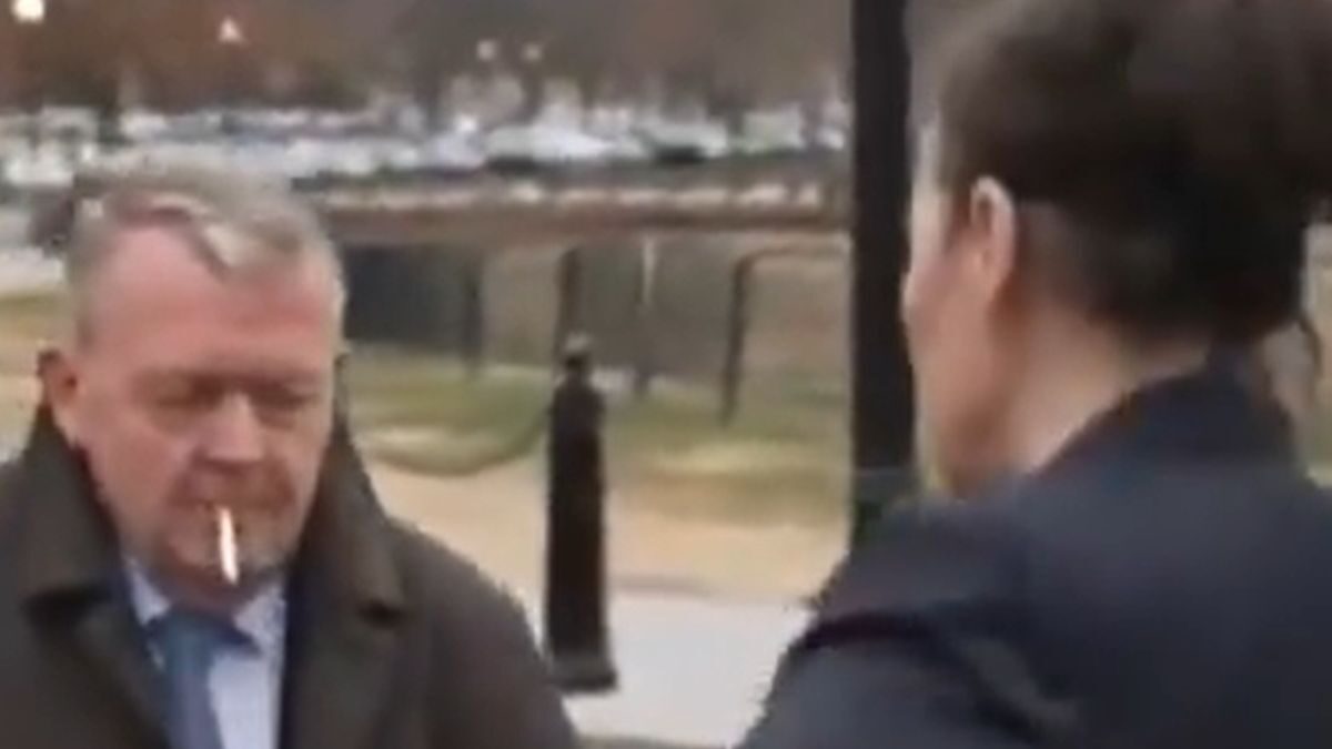 Ράσμουσεν και Μότζφελντ καπνίζουν μαζί αμέσως μετά τη συνάντησή τους με Αμερικανούς αξιωματούχους