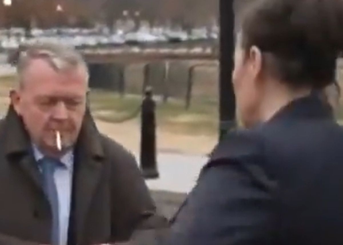 Ράσμουσεν και Μότζφελντ καπνίζουν μαζί αμέσως μετά τη συνάντησή τους με Αμερικανούς αξιωματούχους