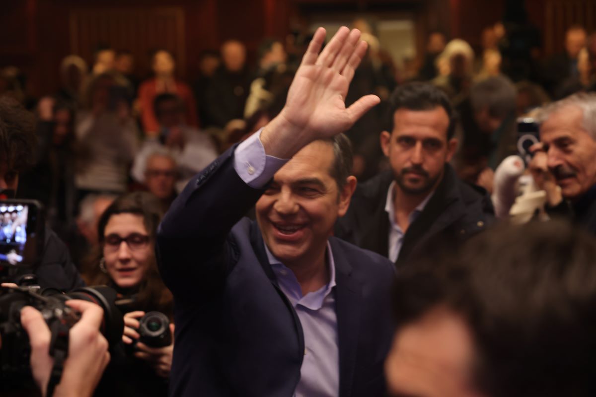 Ο Αλέξης Τσίπρας χαιρετά τον κόσμο στον κινηματογράφο «Ολύμπιον»