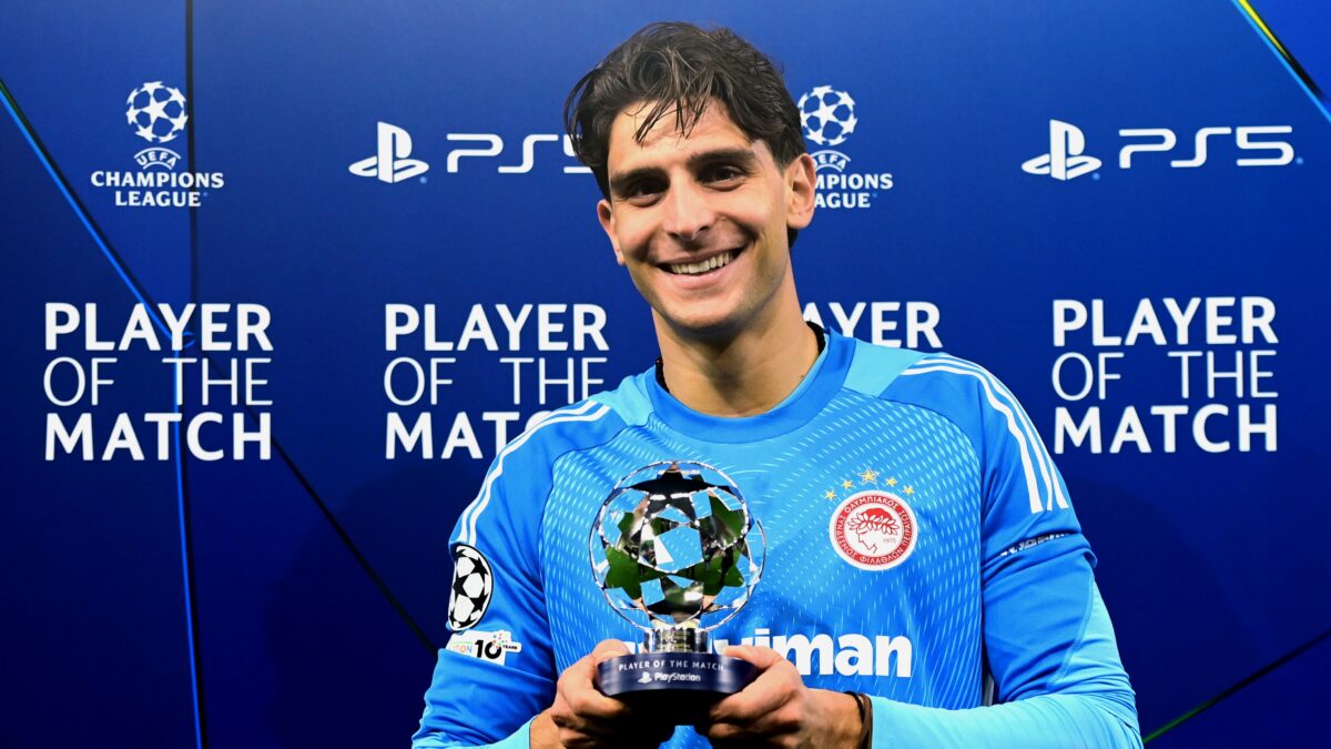 Ο Κωνσταντής Τζολάκης με το βραβείο του MVP Ολυμπιακός - Λεβερκούζεν